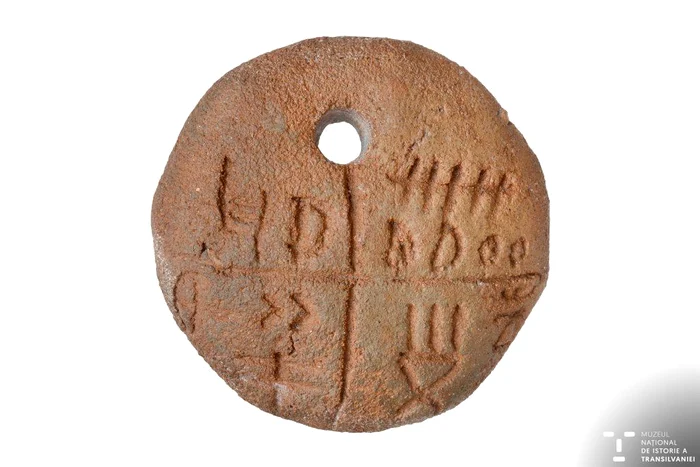 Una dintre tăblițele de la Tărtăria FOTO MNIT