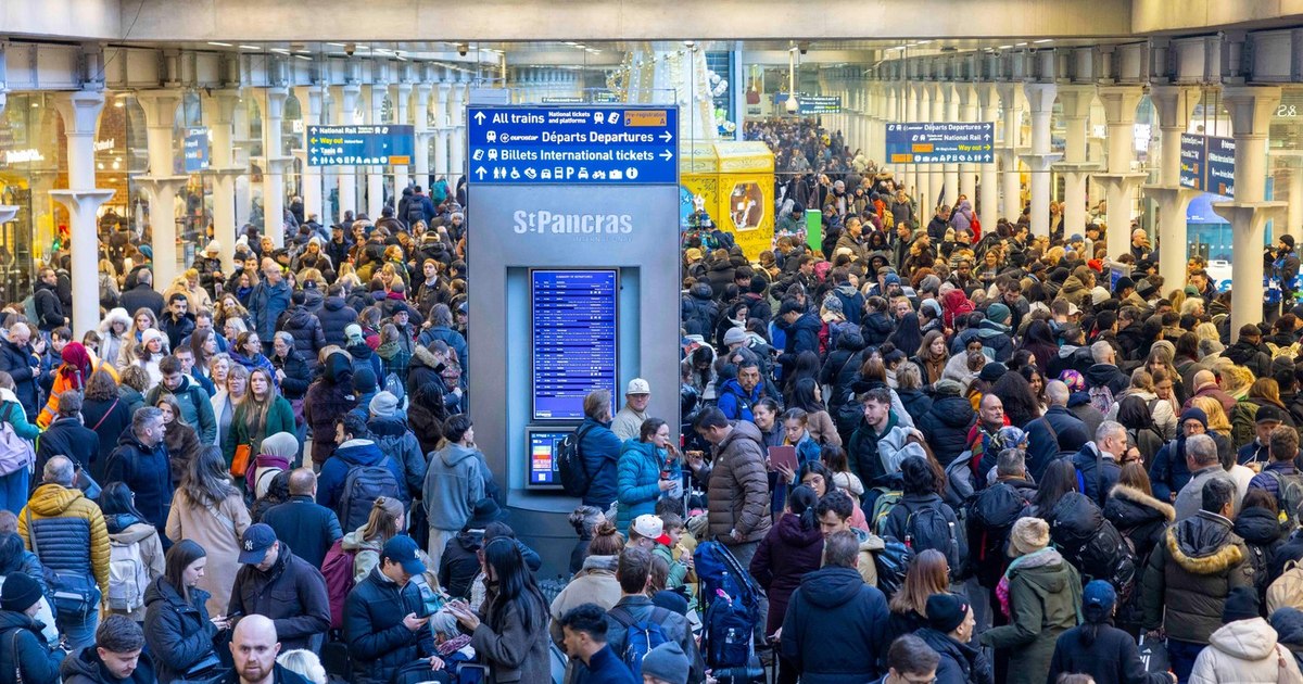 Pasageri rămași blocaţi peste noapte în trenurile Eurostar. Pana de curent din tunelul Canalului Mânecii a perturbat traficul
