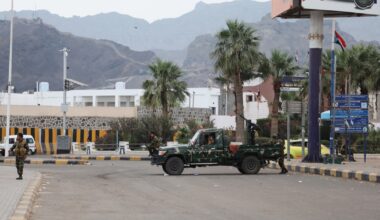 Tensiuni între Arabia Saudită și Emiratele Arabe Unite pe seama avansului separatiștilor. Forțele saudite au bombardat orașul Mukalla