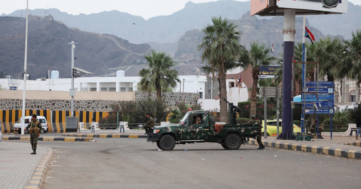 Tensiuni între Arabia Saudită și Emiratele Arabe Unite pe seama avansului separatiștilor. Forțele saudite au bombardat orașul Mukalla