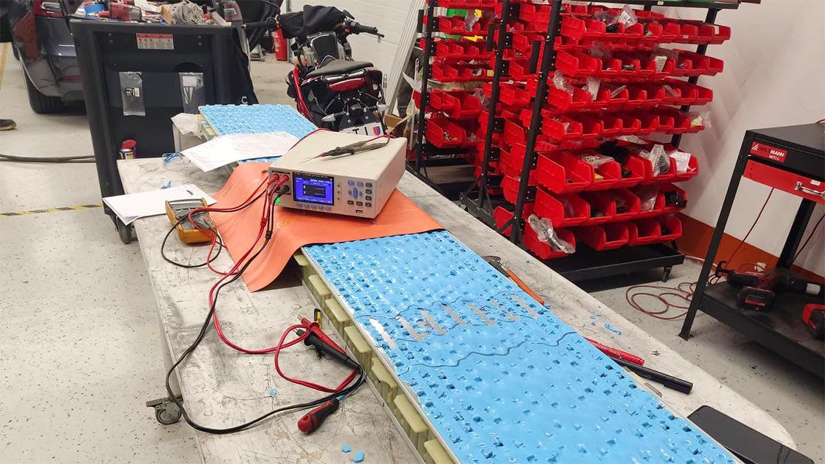 Un renumit service din Croaţia avertizează vehement că bateriile produse în China nu sunt mai bune, spulberând mitul avansului tehnologic al maşinilor electrice chinezeşti | PiataAuto.md