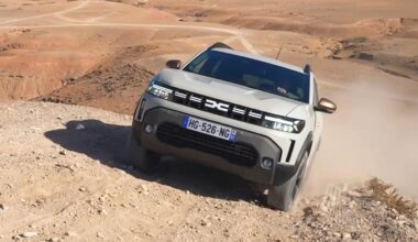 (VIDEO) Un jurnalist olandez spune că nu poate înţelege cum Dacia Duster Hybrid-G 4x4 cu GPL poate costa atât de puţin, cu atât de multă tehnologie la bord | PiataAuto.md