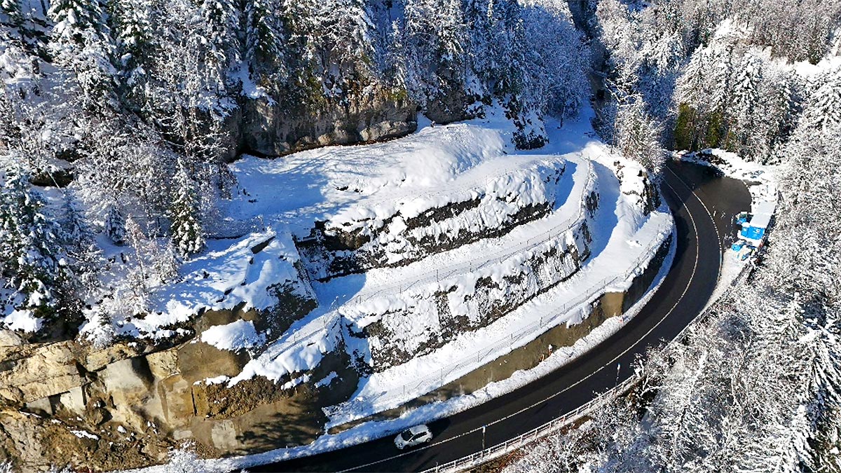 (VIDEO) Elveţienii au tăiat şi mutat o bucată de munte din apropierea unui drum, pentru a garanta siguranţa | PiataAuto.md