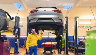 (VIDEO) Un mecanic român din Marea Britanie a făcut ceea ce nu voiau să facă dealerii şi a reparat un Jaguar I-Pace electric, în loc să-l trimită la casare | PiataAuto.md