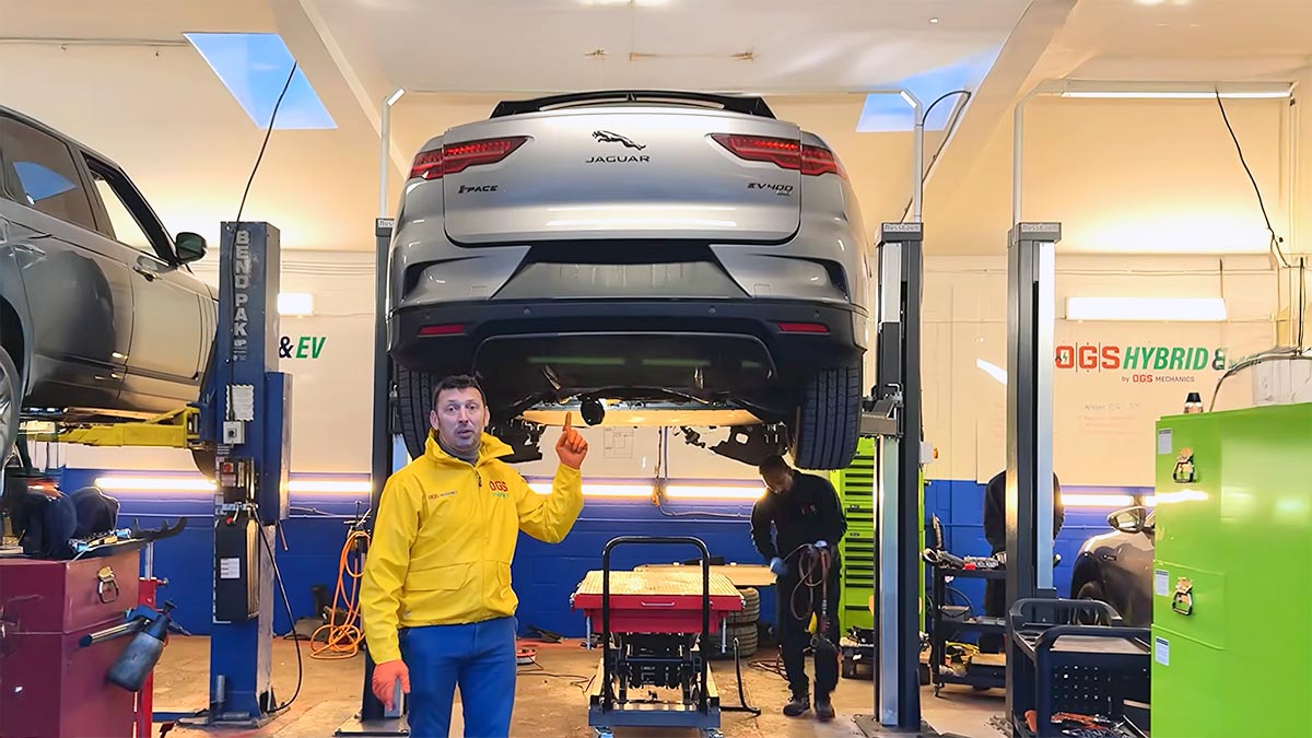 (VIDEO) Un mecanic român din Marea Britanie a făcut ceea ce nu voiau să facă dealerii şi a reparat un Jaguar I-Pace electric, în loc să-l trimită la casare | PiataAuto.md