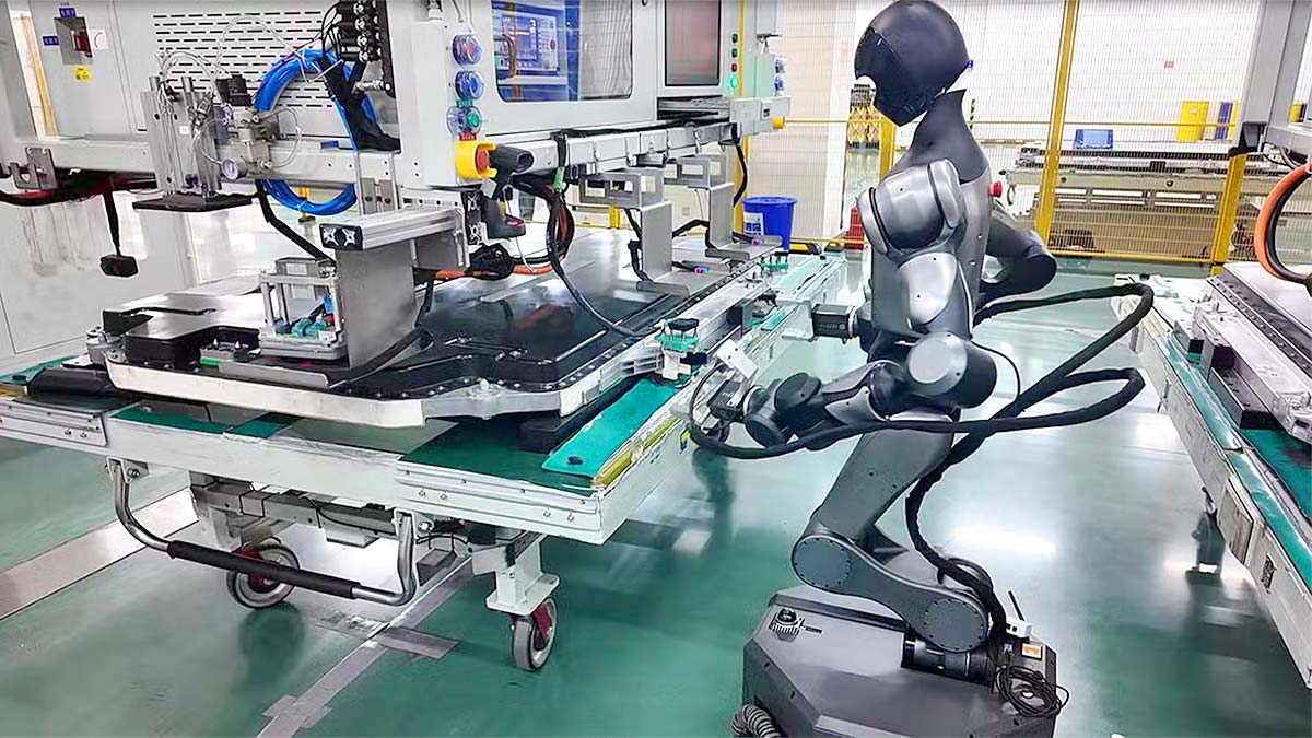 Producătorul chinez de baterii CATL a lansat în operare prima fabrică din lume, unde la 99% din sarcini muncesc doar roboţi umanoizi, în locul oamenilor | PiataAuto.md