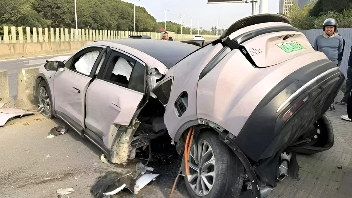 Un Nio EC6 electric s-a dezintegrat pe o autostradă din China în urma unei coliziuni, dar siguranţa pasagerilor a fost garantată, spune producătorul | PiataAuto.md