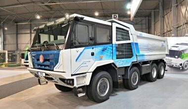 Cehii de la Tatra au lansat primul lor camion electric cu baterii, păstrând tracţiunea 8x8 şi punţile articulate | PiataAuto.md