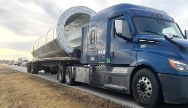 Un camion din SUA a avariat 6 poduri într-o singură călătorie, transportând un obiect agabaritic, prins doar cu nişte curele | PiataAuto.md