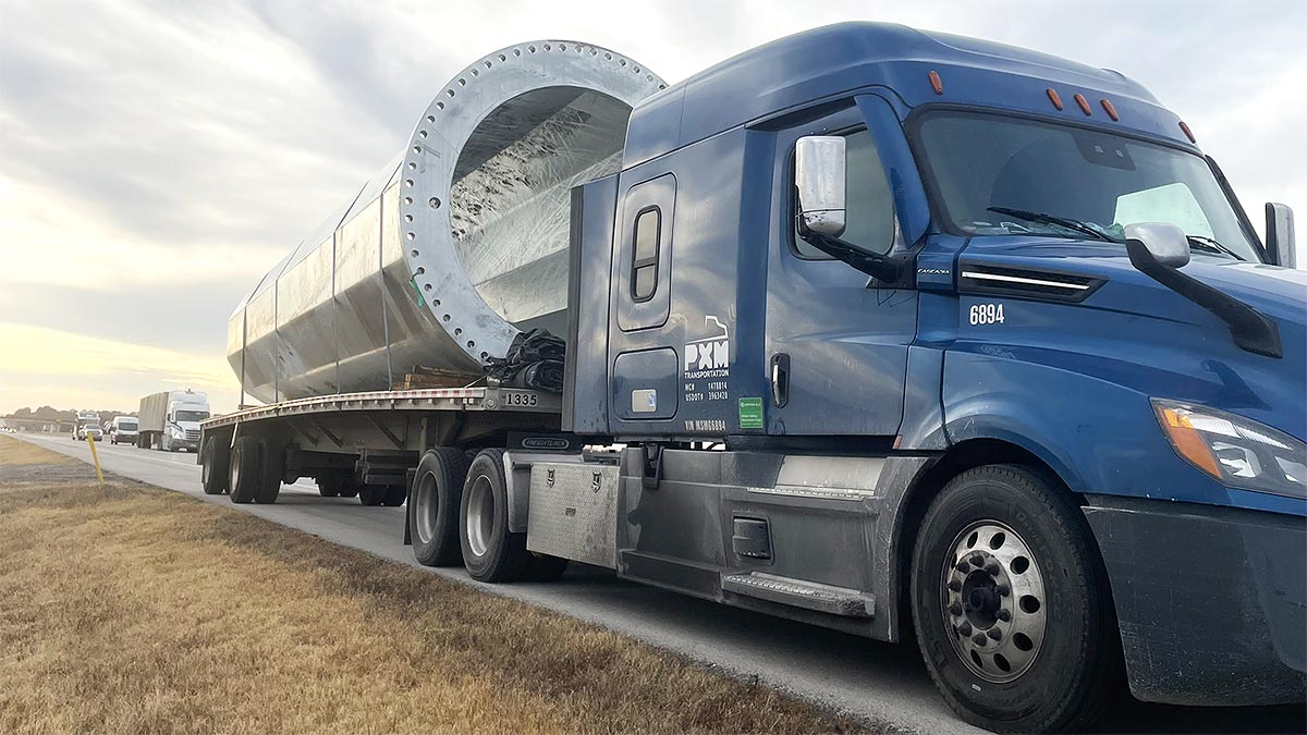 Un camion din SUA a avariat 6 poduri într-o singură călătorie, transportând un obiect agabaritic, prins doar cu nişte curele | PiataAuto.md