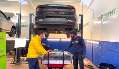 (VIDEO) Un mecanic român din Marea Britanie a arătat cum bateria unei maşini electrice poate forma un arc de 400V, electrocutându-i pe cei care lucrează la ea | PiataAuto.md