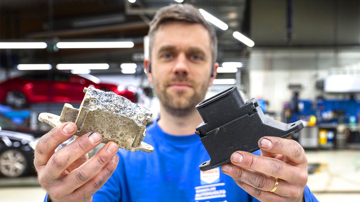 (VIDEO) Un mecanic finlandez a fost somat repetat de autorităţi să nu repare motoarele şi bateriile maşinilor electrice, ci să le înlocuiască, aşa cum vor producătorii | PiataAuto.md