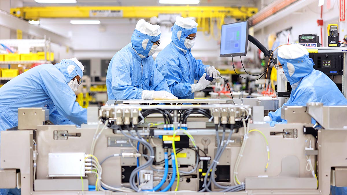 Inginerii din China ar fi reuşit să studieze patentele occidentale şi să producă primul lor utilaj de fabricare a semiconductorilor avansaţi | PiataAuto.md