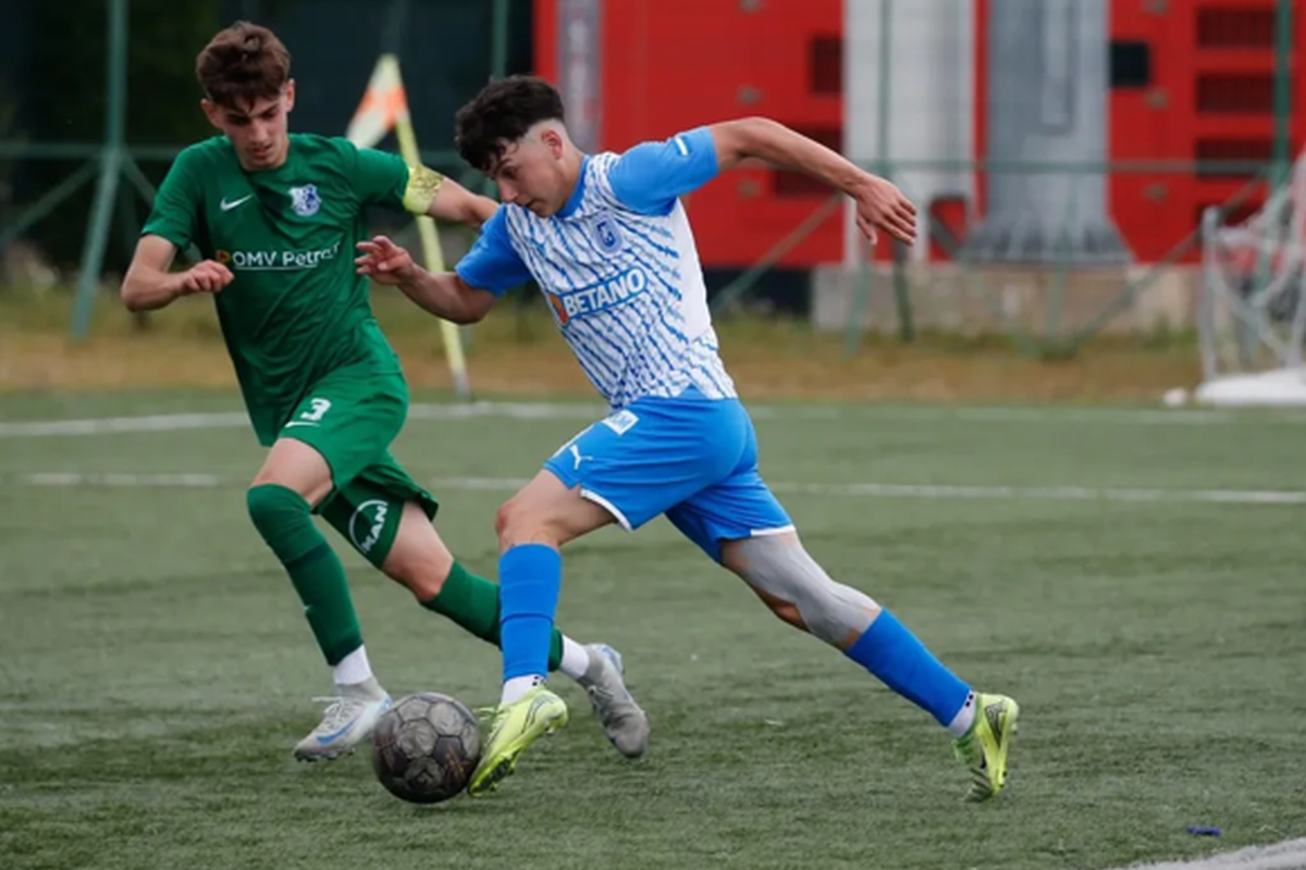 A debutat la 16 ani în Universitatea Craiova