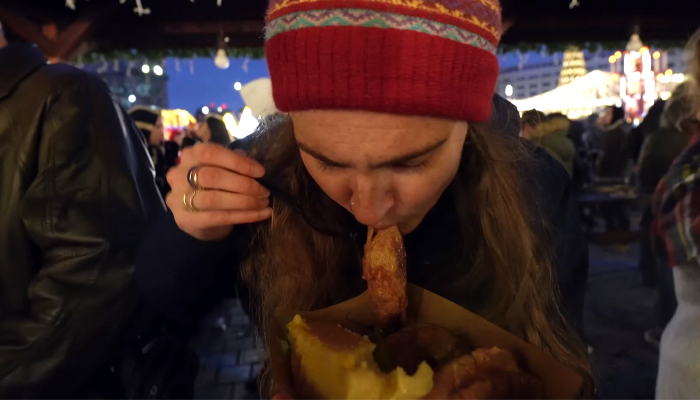 Câți bani a plătit această turistă din Canada, pentru 5 sarmale, la Târgul de Crăciun din București. Cum a reacționat când a luat prima îmbucătură