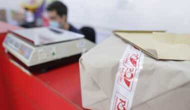 Guvernul cere firmelor de curierat să strângă pentru el un milion euro pe zi de la Temu, AliExpres sau Trendyol. Nu le spune și cum