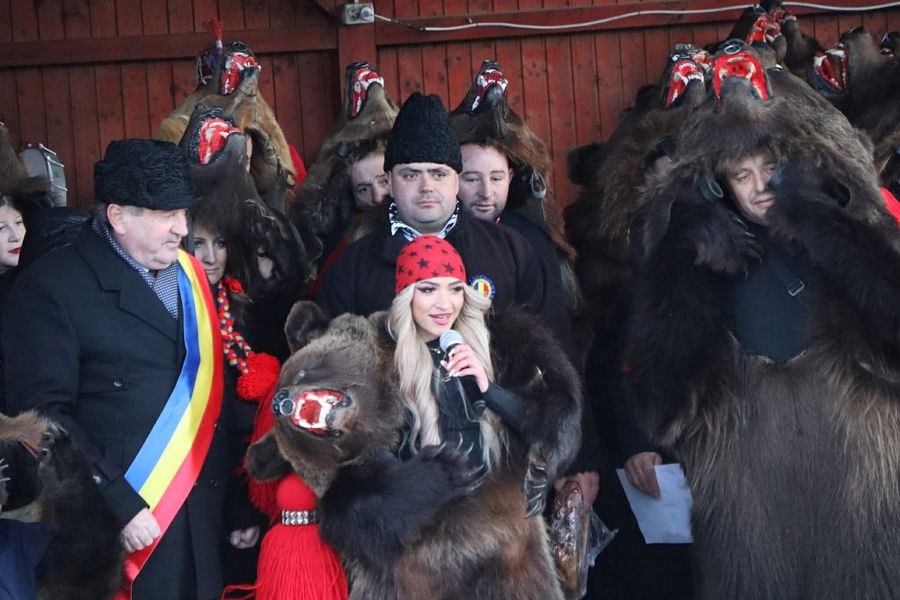 Imagini bestiale » Campioana Mihaela Cambei a intrat în „Jocul ursului”, una dintre cele mai frumoase tradiții de final de an