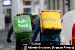 Mulți din muncitorii străini lucrează la servicii de curierat pentru mâncare.