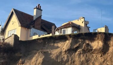 A plătit 227.000 de euro pe o casă cu vedere la mare, dar în trei luni a fost nevoit să o demoleze. Ce a pățit un bărbat din Marea Britanie