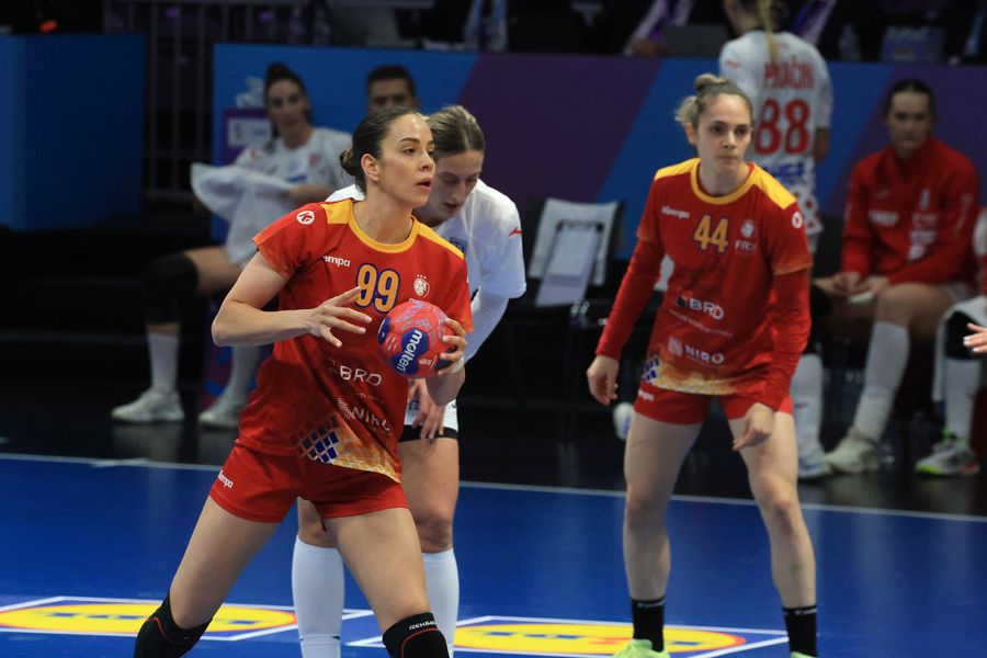 Pe cine a remarcat Federația Internațională de Handbal: „o nouă stea” tricoloră, fiica unei jucătoare cu 2043 de goluri pentru naționala României