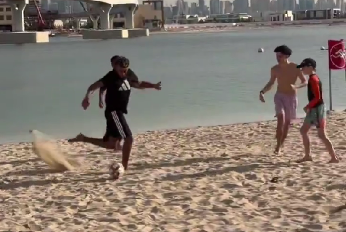 Lamine Yamal a intrat la o miuță pe plajă în Dubai