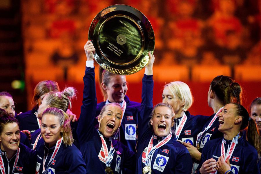 Norvegia caută al cincilea titlu al lumii, iar legendara Heidi Loke a fost pe banca altei echipe la Campionatul Mondial