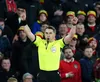 Istvan Kovacs și semnul făcut de arbitri după o decizie luată cu ajutorul VAR Foto Imago