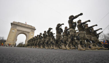 Parada militară de 1 Decembrie. Programul evenimentelor din capitală / Parada s-a încheiat cu un moment special / Gest neobișnuit: Nicușor Dan a rămas după paradă pentru a face fotografii cu oamenii