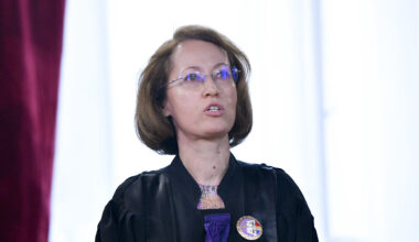 a schimbat încadrarea unui milionar de la „tentativă de omor„ la „lovire”, pentru că martorii nu au cronometrat cât timp și-a ținut soția cu capul sub apă, într-un jacuzzi