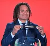 Christian Karembeu, arătând biletul RD Congo la tragerea la sorți a barajului intercontinental pentru CM 2026. Foto: Imago