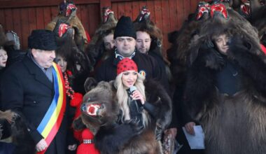 Imagini bestiale » Campioana Mihaela Cambei a intrat în „Jocul ursului”, una dintre cele mai frumoase tradiții de final de an