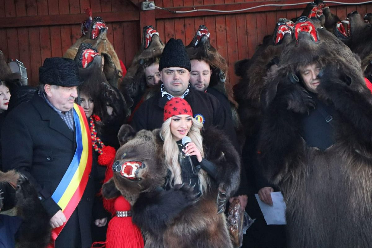 Imagini bestiale » Campioana Mihaela Cambei a intrat în „Jocul ursului”, una dintre cele mai frumoase tradiții de final de an