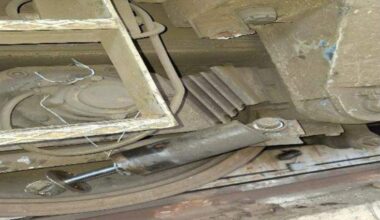 Frânări de urgență la Filiași. Un amortizor atârna din locomotivă