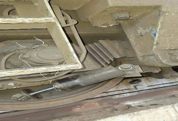 Frânări de urgență la Filiași. Un amortizor atârna din locomotivă