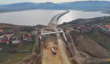 VIDEO Autostrada Transilvania A3. Blestemul autostrăzii transilvănene se apropie de final după 22 de ani de chin și rușine, crede Asociația Pro Infrastructură / Din vara lui 2026 se va circula pe lotul Chiribiș