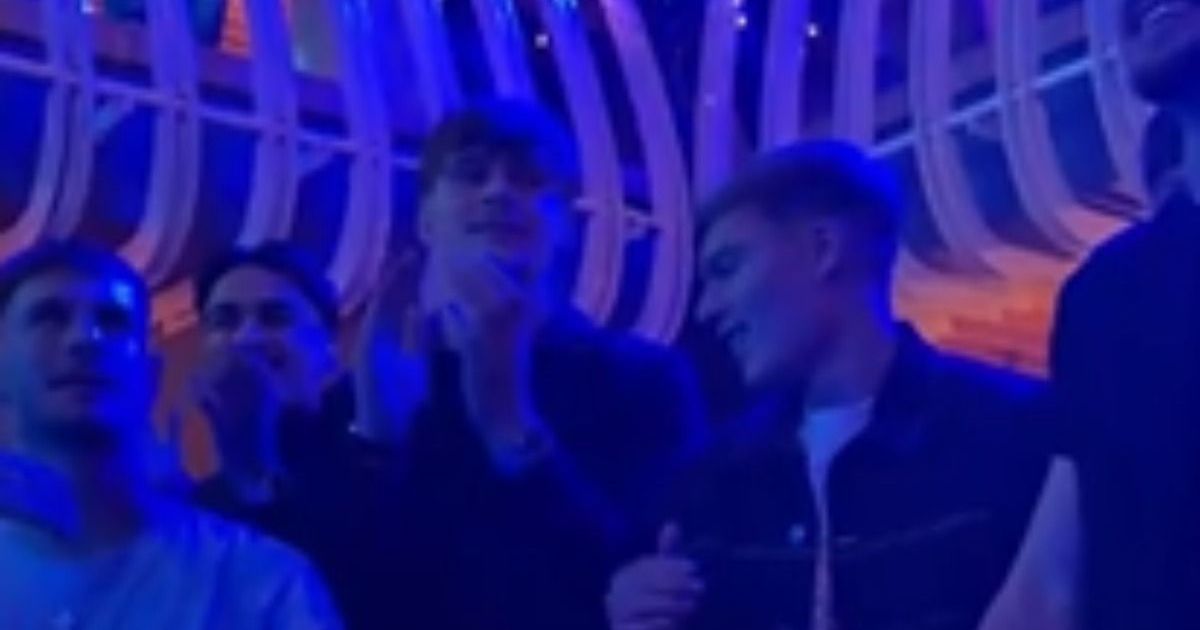 Party, după eșec. FOTO: De ce au cântat și au dansat jucătorii de la Craiova, după eliminarea dramatică din Europa