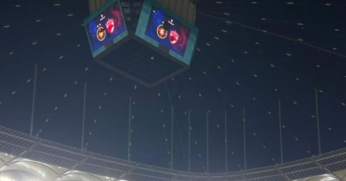 Când mai e util acoperișul? FCSB - Dinamo se joacă în ploaie pe Arena Națională: stadion inundat, scaune ude, acoperișul nu e folosit!