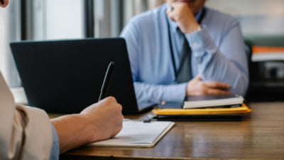 Falsa informație din CV cu care sunt prinși candidații la interviurile de angajare. Expert HR: „Un criteriu eliminatoriu pentru anumite poziții”