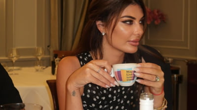 Fosta soție a lui Dragoș Săvulescu încearcă să explice fotografia ei controversată cu Donald Trump, de la concursul Miss Univers: "Totul a fost profesional"