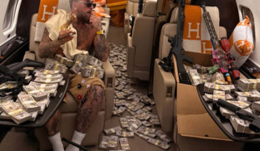 Omul care a câștigat 93.000 $ pe secundă s-a fotografiat cu banii