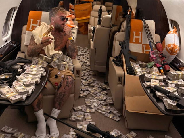 Omul care a câștigat 93.000 $ pe secundă s-a fotografiat cu banii