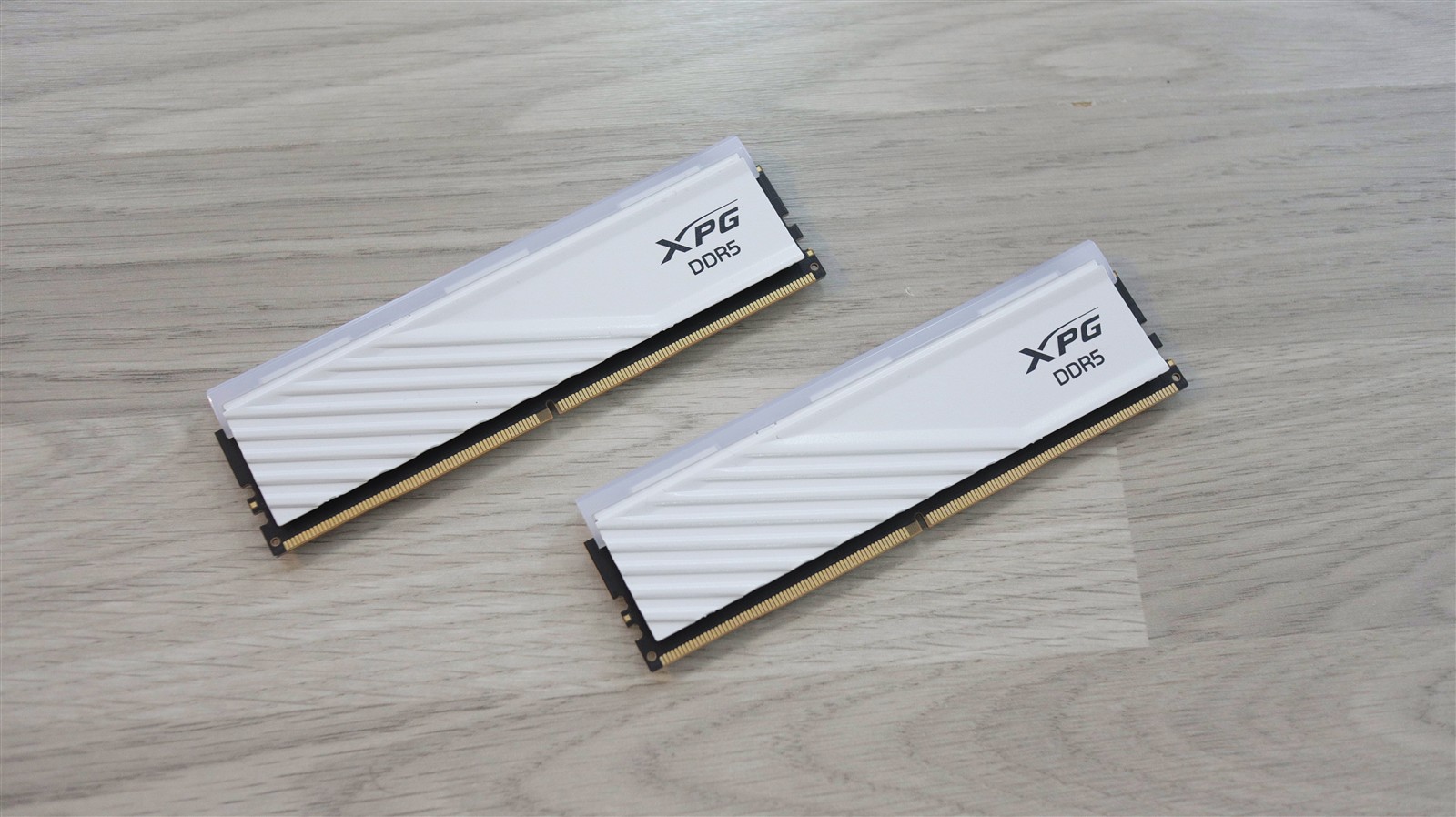 Kit memorie RAM 2 x 16GB XPG Lancer Blade RGB DDR5 6000MT/s CL30