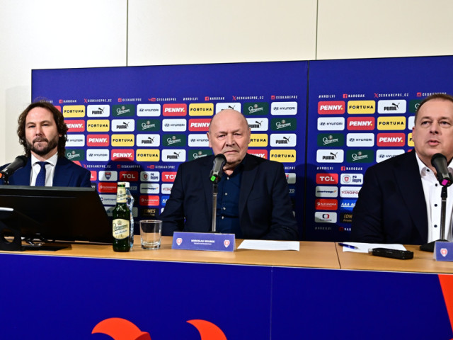 A semnat! Selecționerul de 74 de ani debutează la barajul din martie