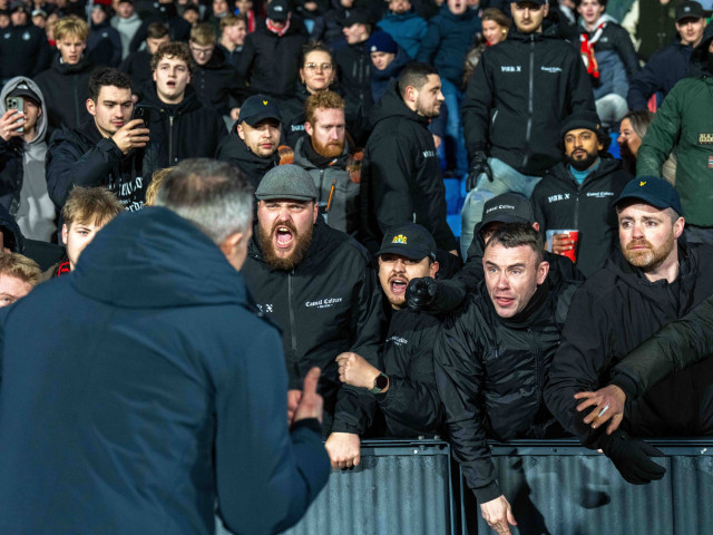 Galerie Foto | După FCSB, potopul! Criză la Feyenoord, iar fanii l-au băgat în ședință pe Van Persie direct pe teren