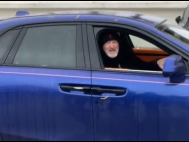 Câțiva puști au scos telefonul să-l filmeze pe Gigi Becali în fața Catedralei Mânturii Neamului: reacția milionarului