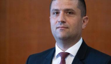 „Iau salariu şi de parlamentar şi de ministru, mi se plătește și cazarea!”