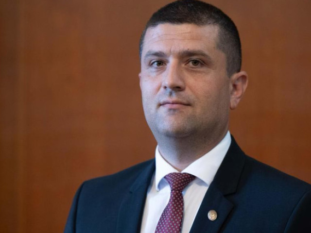 „Iau salariu şi de parlamentar şi de ministru, mi se plătește și cazarea!”