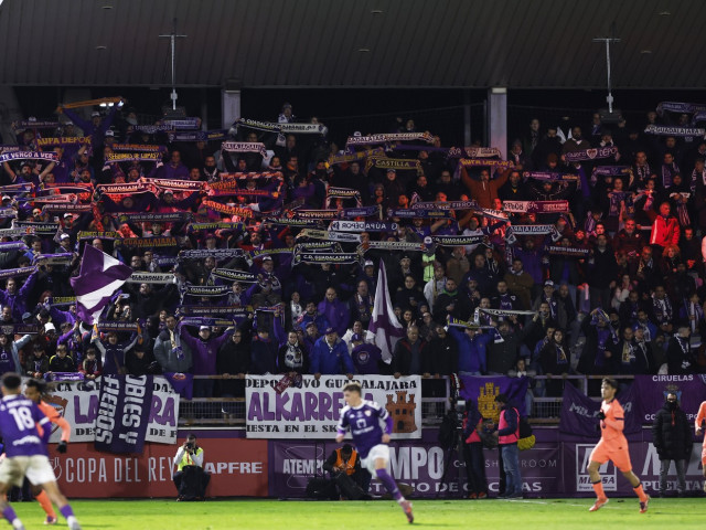 pe margine, un antrenor de 28 de ani!