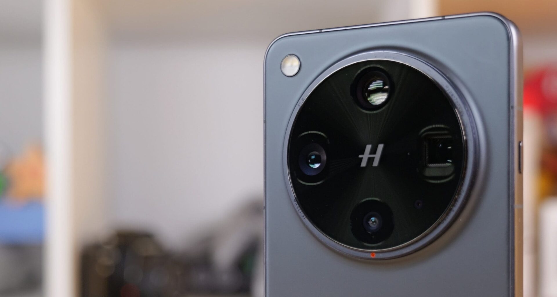 și Find X9 Ultra vine cu două camere de 200 MP