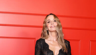 Sylvie din „Emily in Paris” a făcut furori pe covorul roșu în Franța. Philippine Leroy-Beaulieu, șic în rochie mini din dantelă. Atitudine și siluetă de model